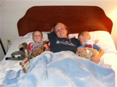 Mor, Lukas og Xander i sengen