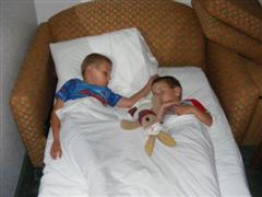 Lukas og Xander sover