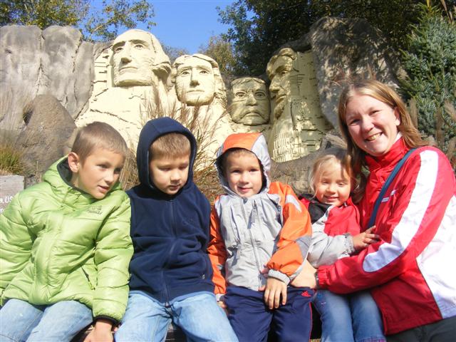 Familien foran Mt Rushmore i Legoland
