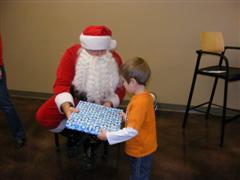 Xander får en gave af Julemanden