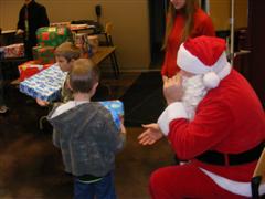 Ruben og Lukas får gaver af Julemanden