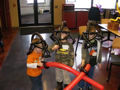 Drengene med ballon Darth Vader hjelme